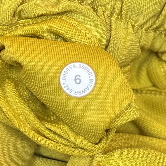 Lululemon Hotty Hot Shorts Size 6 Low Rise 2.5” Lined Soleil Yellow EUC Run - Picture 9 of 10